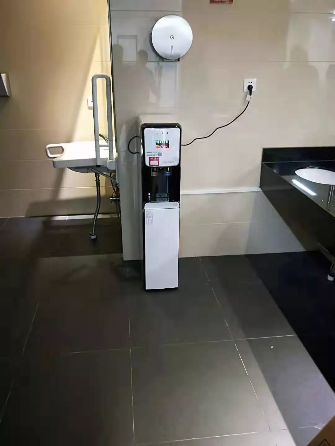 溢爱物联网智饮机入驻湖北省奥体中心002.jpg