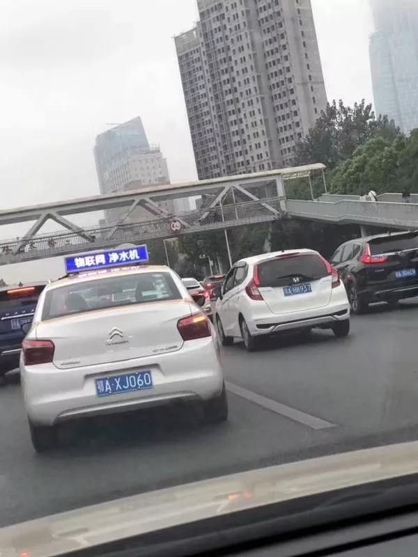 溢爱物联网智饮机悄然“爬上”江城7500台出租车001.jpg