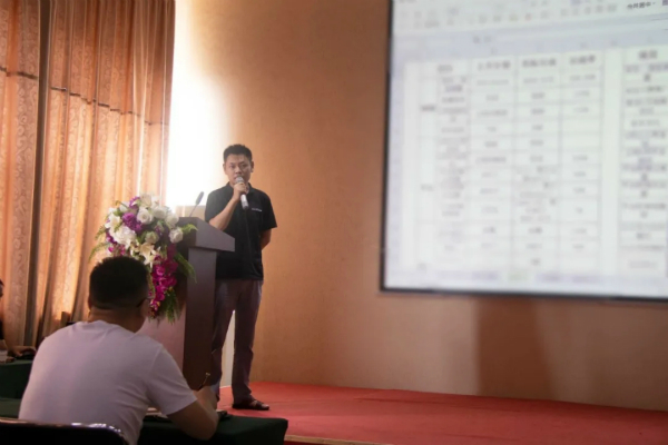 1621914913104327.jpg 溢爱公司9月月度会议03.jpg